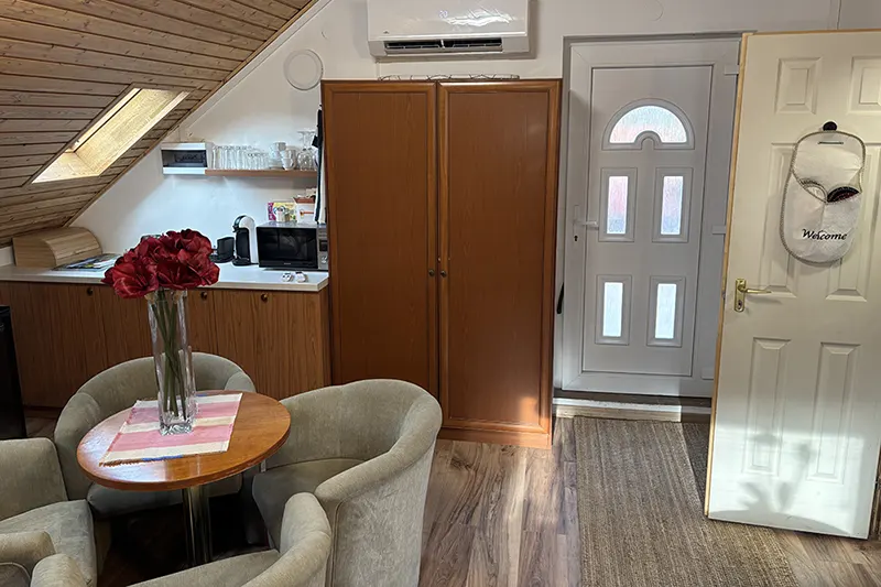 Visegrád - gondűző fészek - nappali és konyha